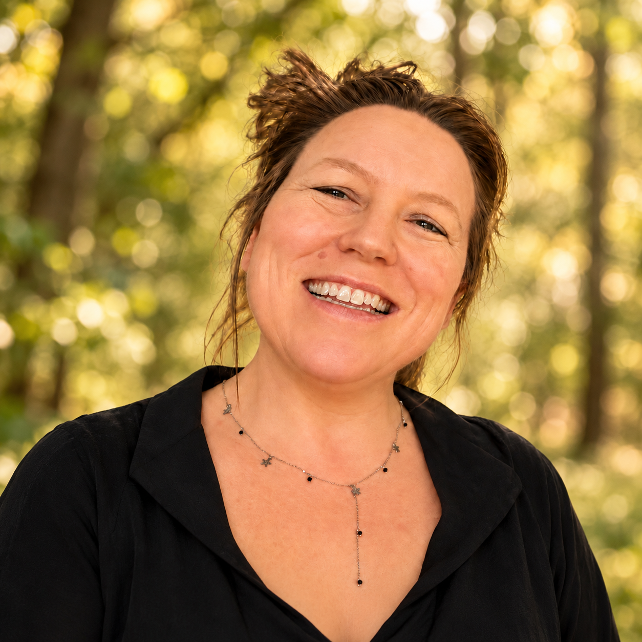 Simone Eichner vor einem weich verschwommenen Waldhintergrund